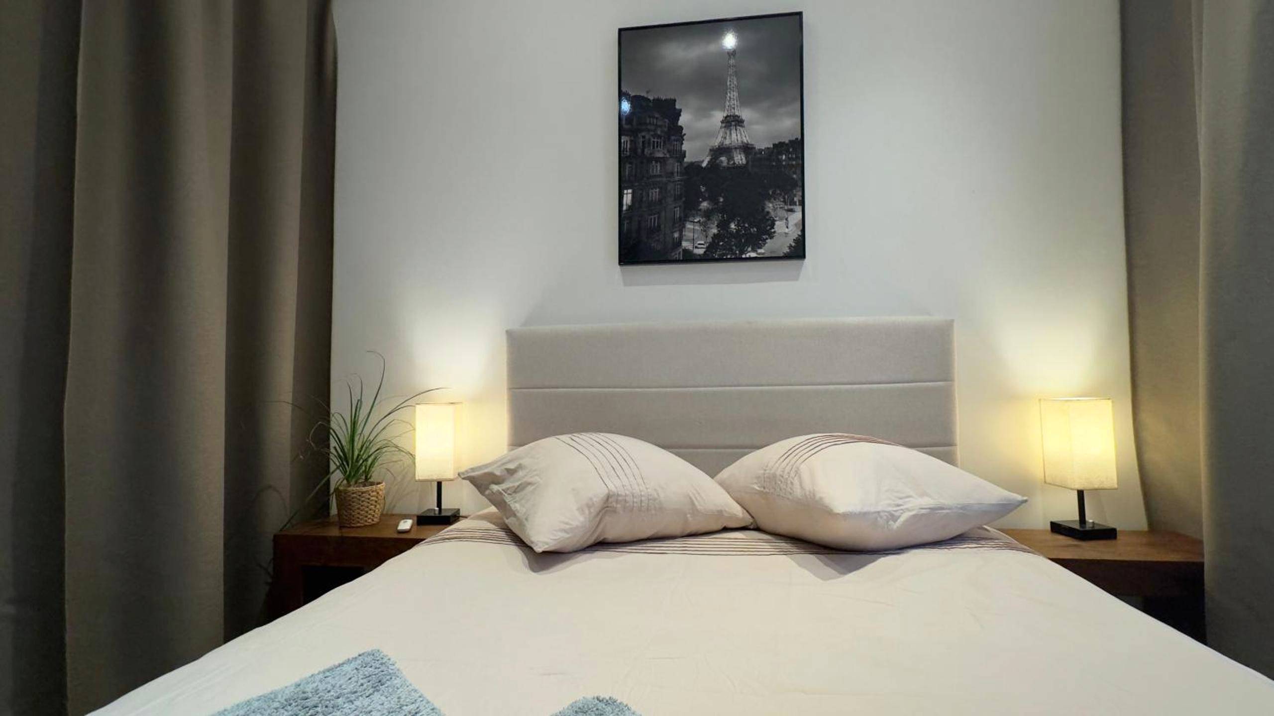 Lit double avec lampes de chevet et cadre Paris - By nuit - parisienne : Superbe appartement avec SPA et terrasse privée