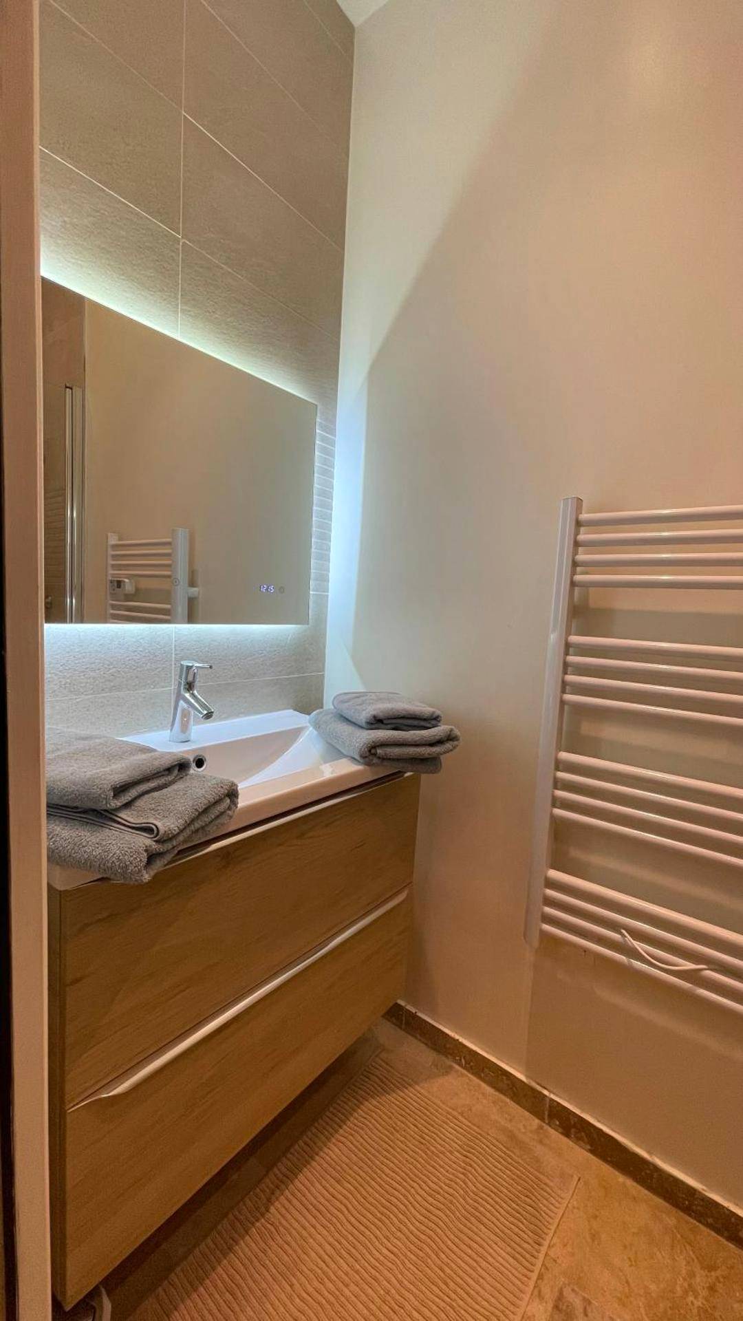 Meuble vasque moderne et miroir rétroéclairé - By nuit - parisienne : Superbe appartement avec SPA et terrasse privée