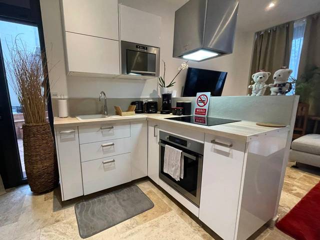 Cuisine équipée blanche avec four et micro - ondes - By nuit - parisienne : Superbe appartement avec SPA et terrasse privée