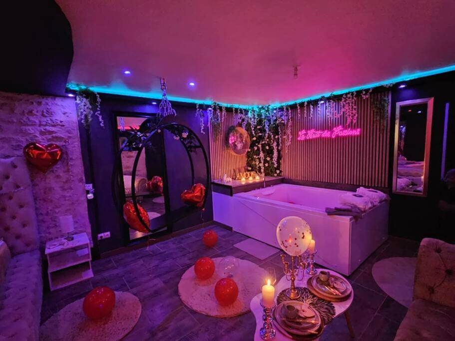 Baignoire balnéo et balançoire d'intérieur - Love Room Sermoise - sur - Loire - la nuit des passions avec petit déjeuner