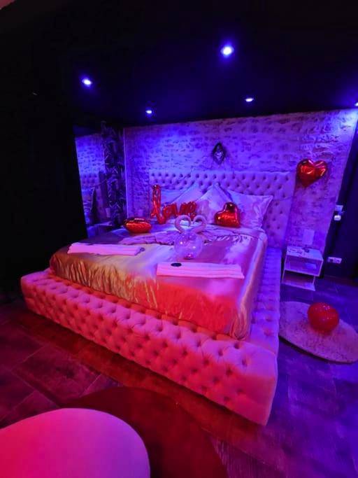 Lit capitonné avec décoration romantique - la nuit des passions avec petit déjeuner