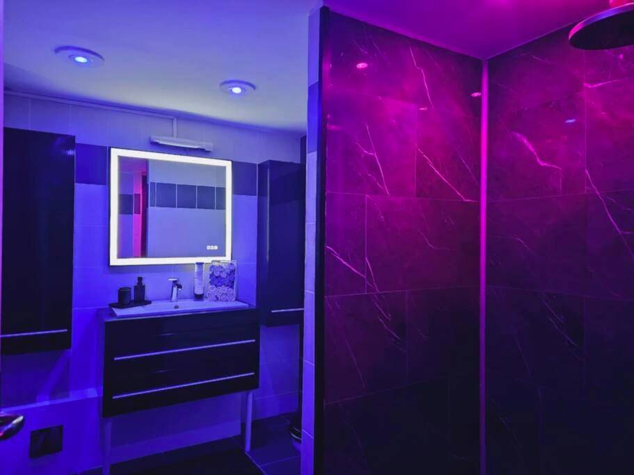 Salle de bain moderne avec éclairage néon - la nuit des passions avec petit déjeuner