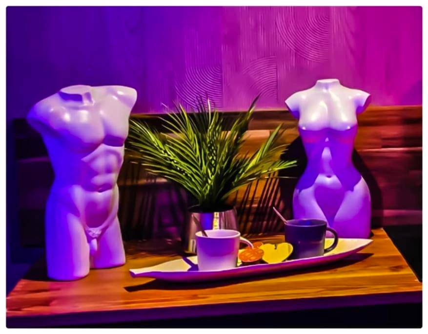 Statues de bustes et plateau de courtoisie - la nuit des passions avec petit déjeuner