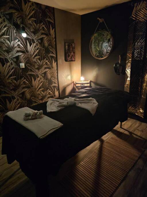 Table de massage dans une ambiance tamisée - la nuit des passions avec petit déjeuner