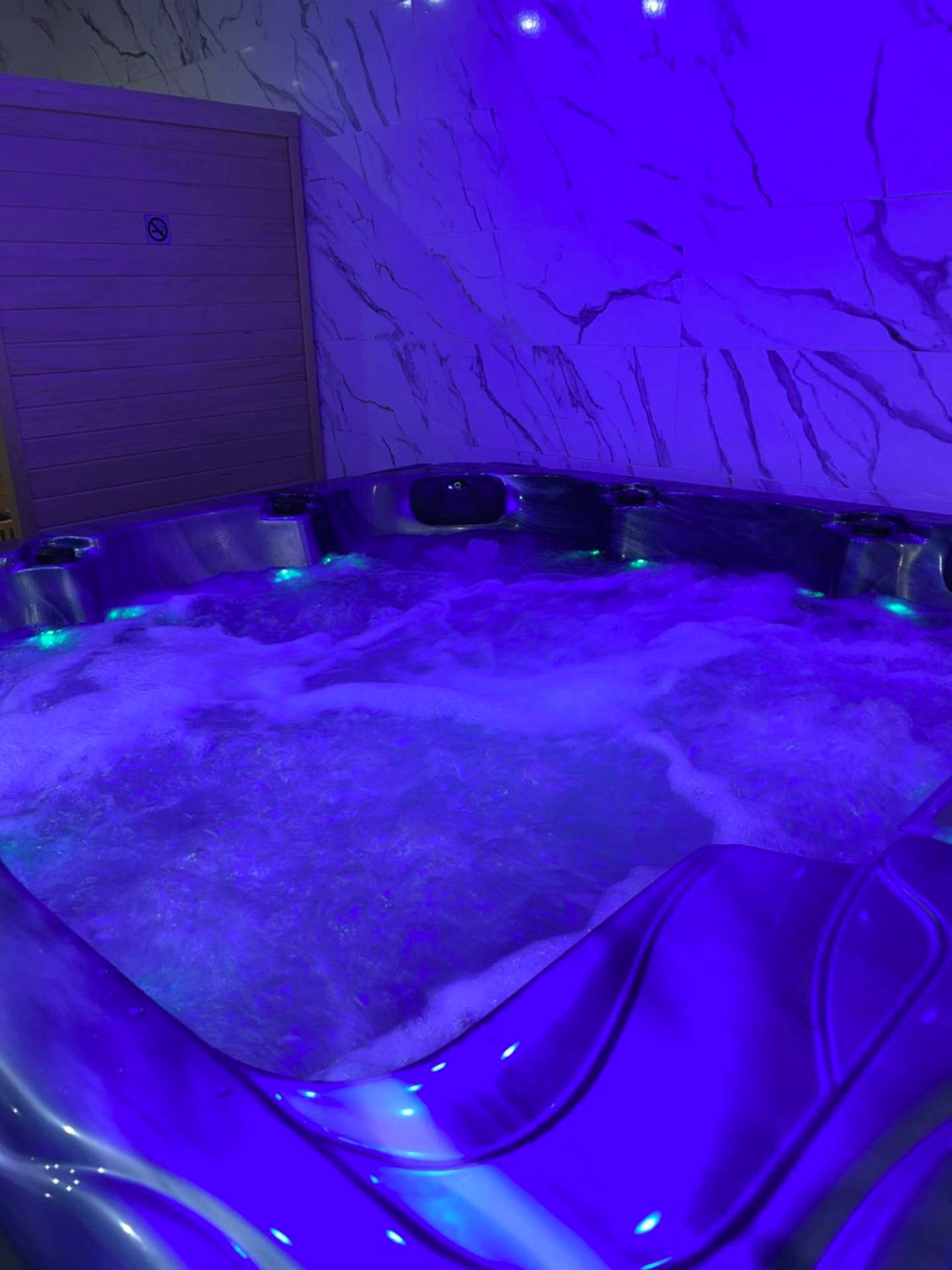 Jacuzzi privatif avec éclairage bleu néon - Love Room Les Moutiers - en - Cinglais - La nuit de rêve Spa privatif...