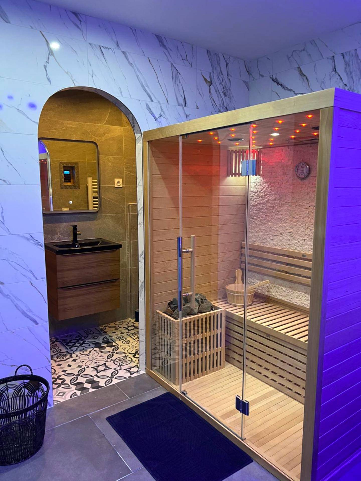 Sauna traditionnel en bois et salle d'eau - La nuit de rêve Spa privatif Jaccuzi Sauna suite 1