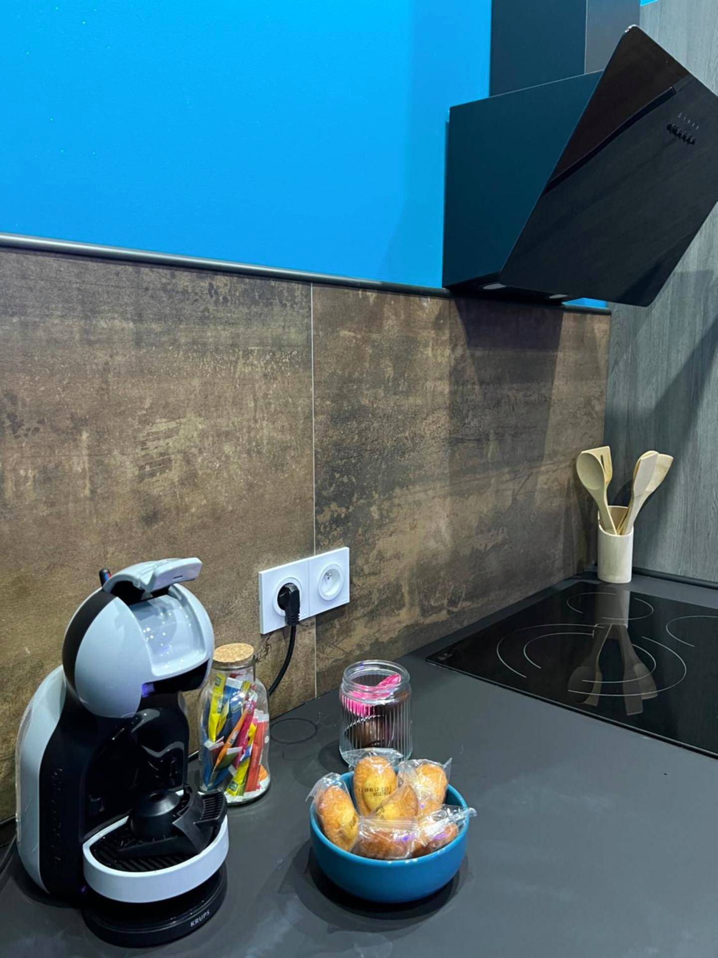 Machine à café et gourmandises de bienvenue - La nuit de rêve Spa privatif Jaccuzi Sauna suite 1