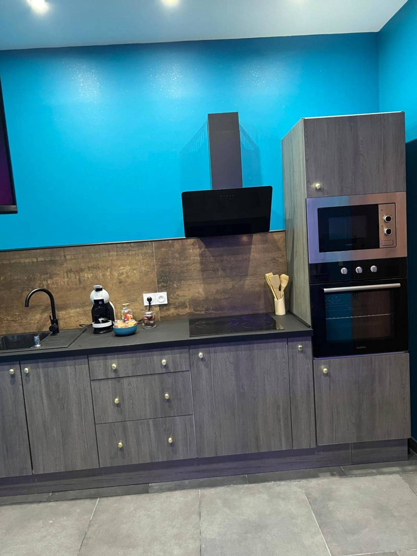 Cuisine équipée moderne avec mur bleu - La nuit de rêve Spa privatif Jaccuzi Sauna suite 1