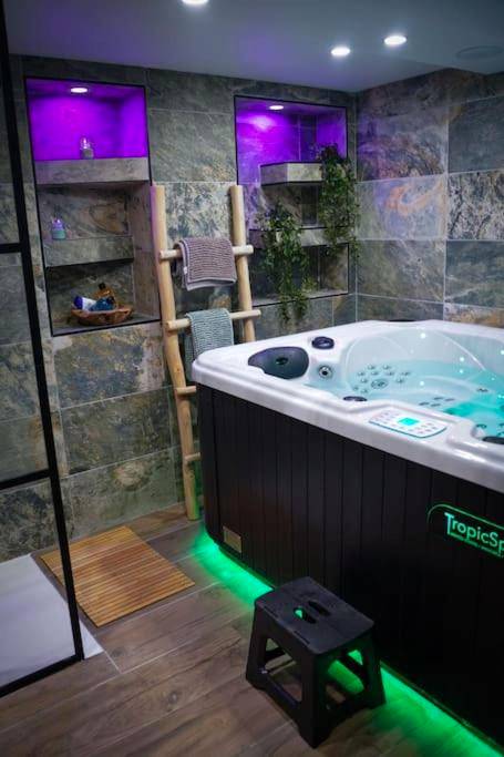 Jacuzzi privatif avec éclairage LED vert - Love Room Rouen - Nuit de la sagesse "jacuzzi terrasse et parking privé"