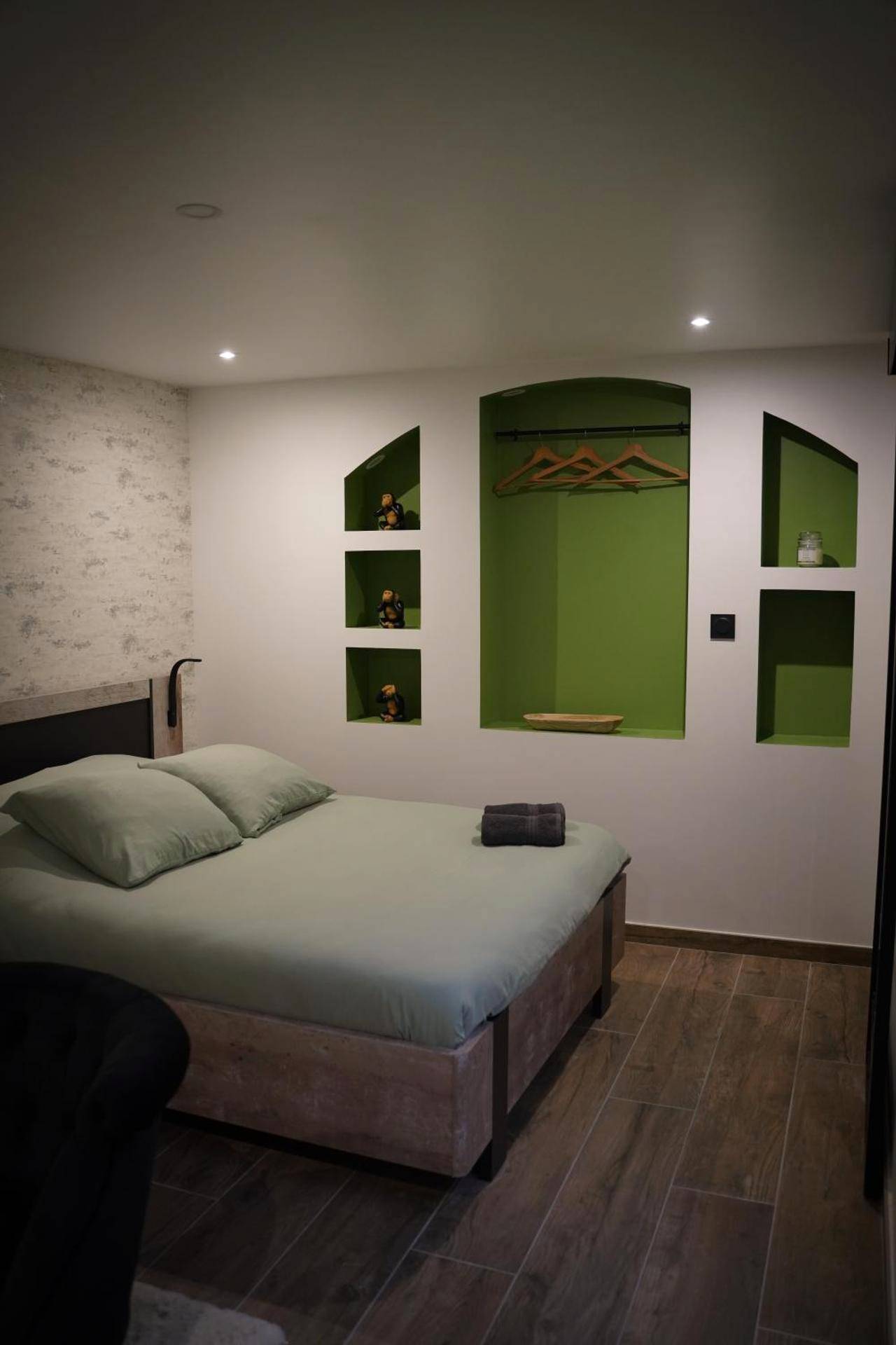 Lit double avec linge de lit vert d'eau - Nuit de la sagesse "jacuzzi terrasse et parking privé"