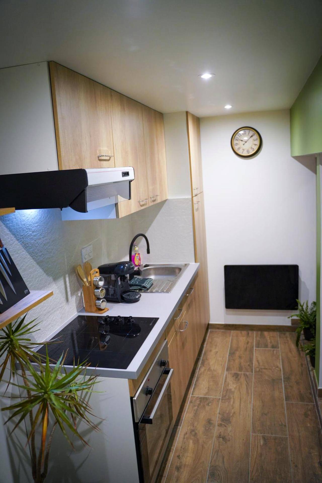 Cuisine équipée moderne avec meubles en bois - Nuit de la sagesse "jacuzzi terrasse et parking privé"