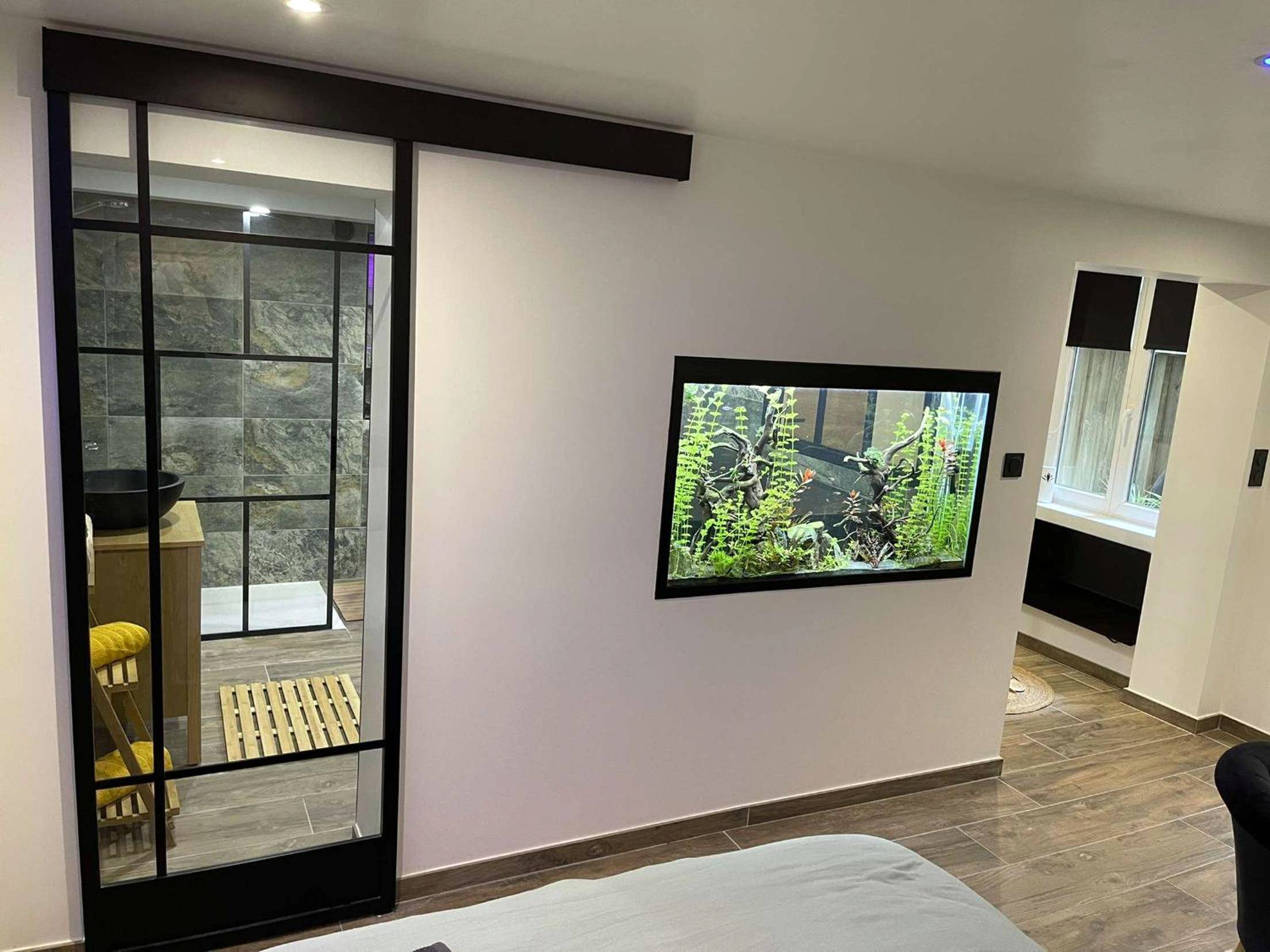 Aquarium encastré et porte vitrée style atelier - Nuit de la sagesse "jacuzzi terrasse et parking privé"