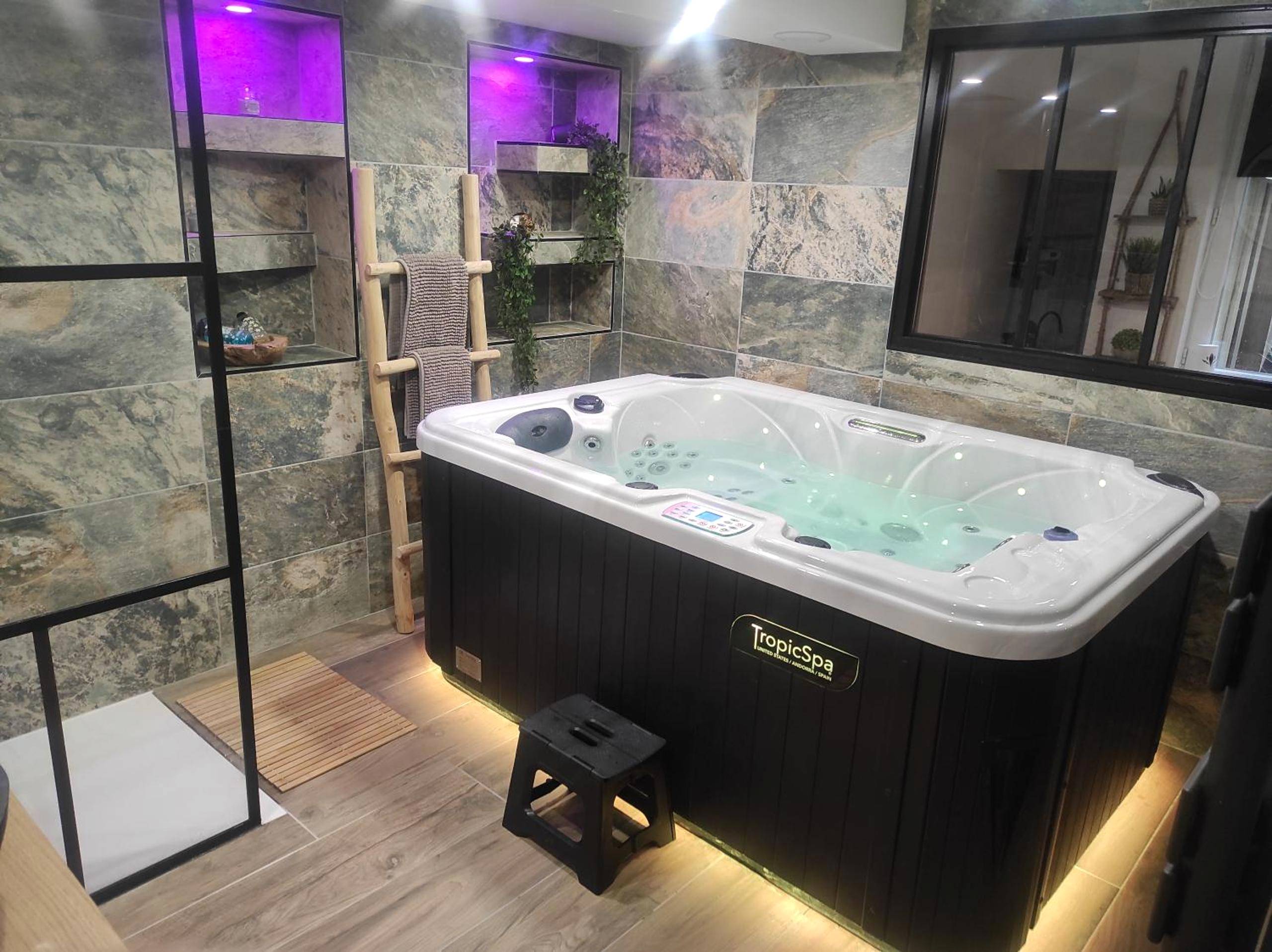 Photo du logement - Nuit de la sagesse "jacuzzi terrasse et parking privé"