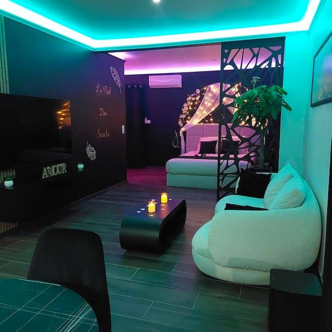 Salon moderne avec canapé blanc et néons bleus - Love Room Roquebrune - sur - Argens - LA NUIT DES SECRETS Love Room 4...