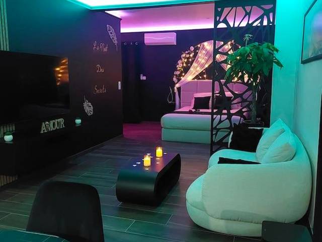 Salon moderne avec canapé blanc et néons bleus - Love Room Roquebrune - sur - Argens - LA NUIT DES SECRETS Love Room 4...