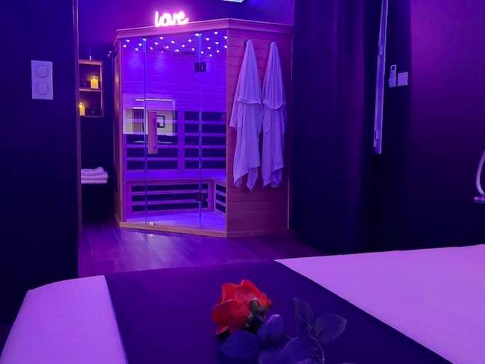 Photo du logement - LA NUIT DES SECRETS Love Room 4 étoiles avec Jacuzzi et Sauna - Roquebrune - sur - Argens