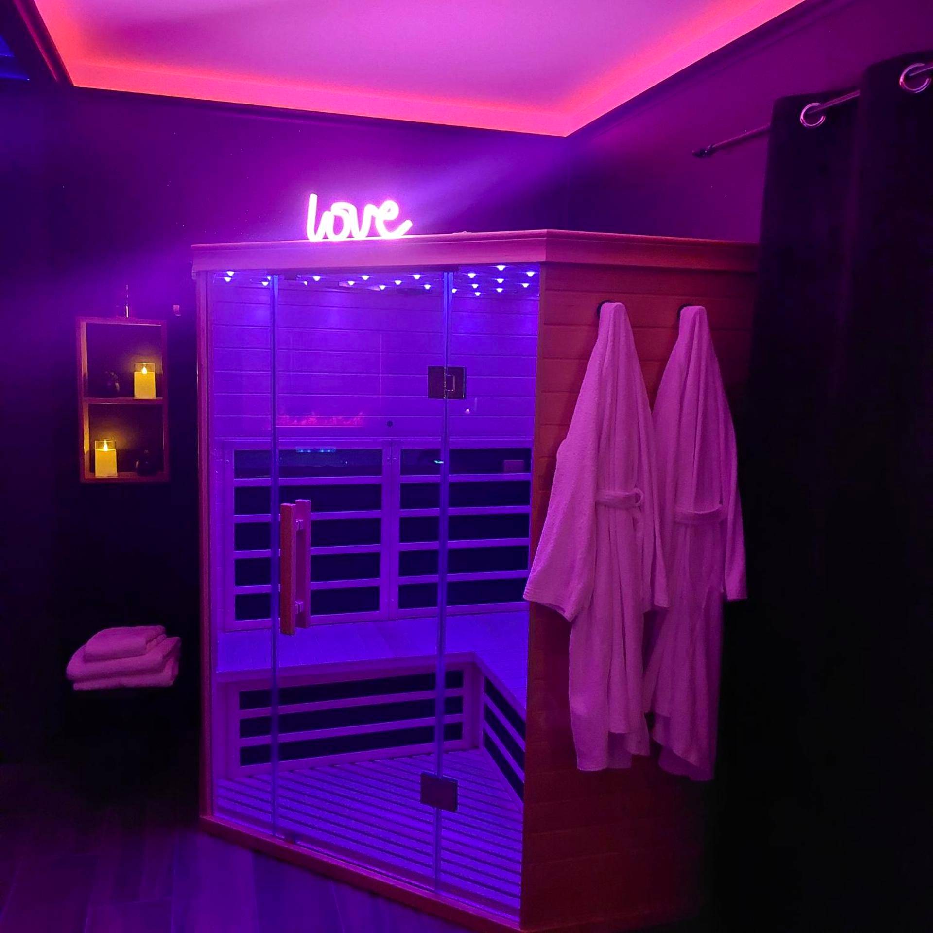 Sauna infrarouge privatif avec éclairage violet - LA NUIT DES SECRETS Love Room 4 étoiles avec Jacuzzi et Sauna