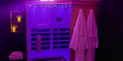Sauna infrarouge privatif avec éclairage violet - LA NUIT DES SECRETS Love Room 4 étoiles avec Jacuzzi et Sauna