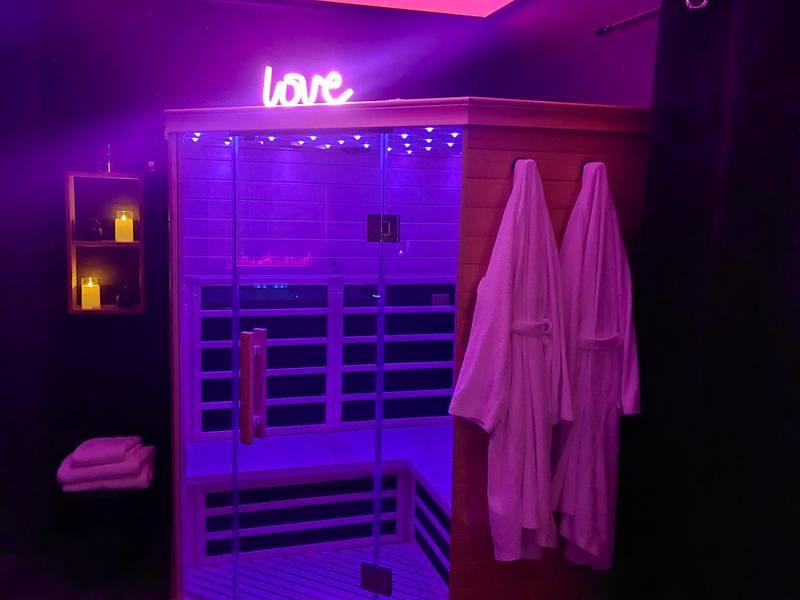 Sauna infrarouge privatif avec éclairage violet - LA NUIT DES SECRETS Love Room 4 étoiles avec Jacuzzi et Sauna