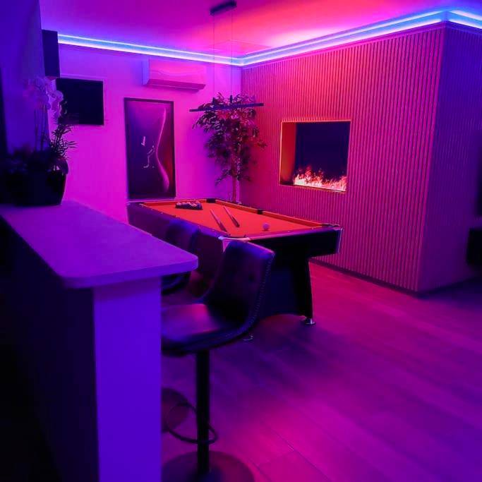 Billard et cheminée dans ambiance tamisée - LA NUIT DES SECRETS Love Room 4 étoiles avec Jacuzzi et Sauna