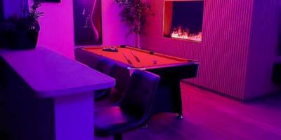 Billard et cheminée dans ambiance tamisée - LA NUIT DES SECRETS Love Room 4 étoiles avec Jacuzzi et Sauna