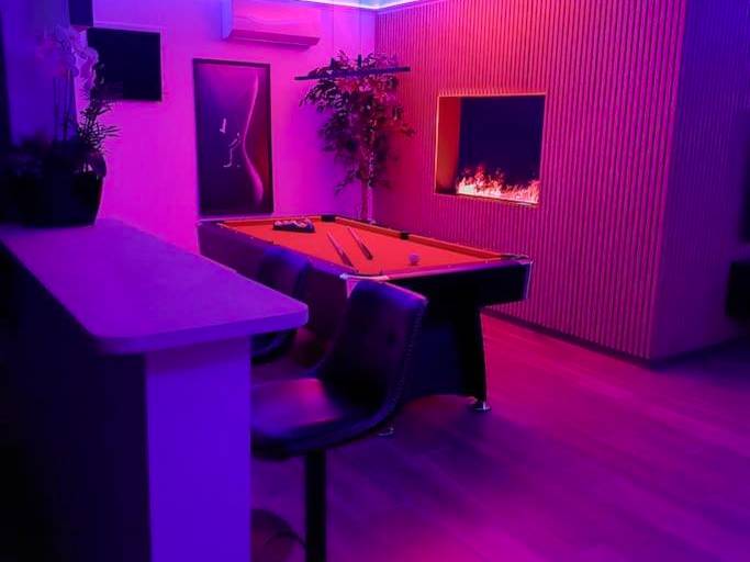 Billard et cheminée dans ambiance tamisée - LA NUIT DES SECRETS Love Room 4 étoiles avec Jacuzzi et Sauna