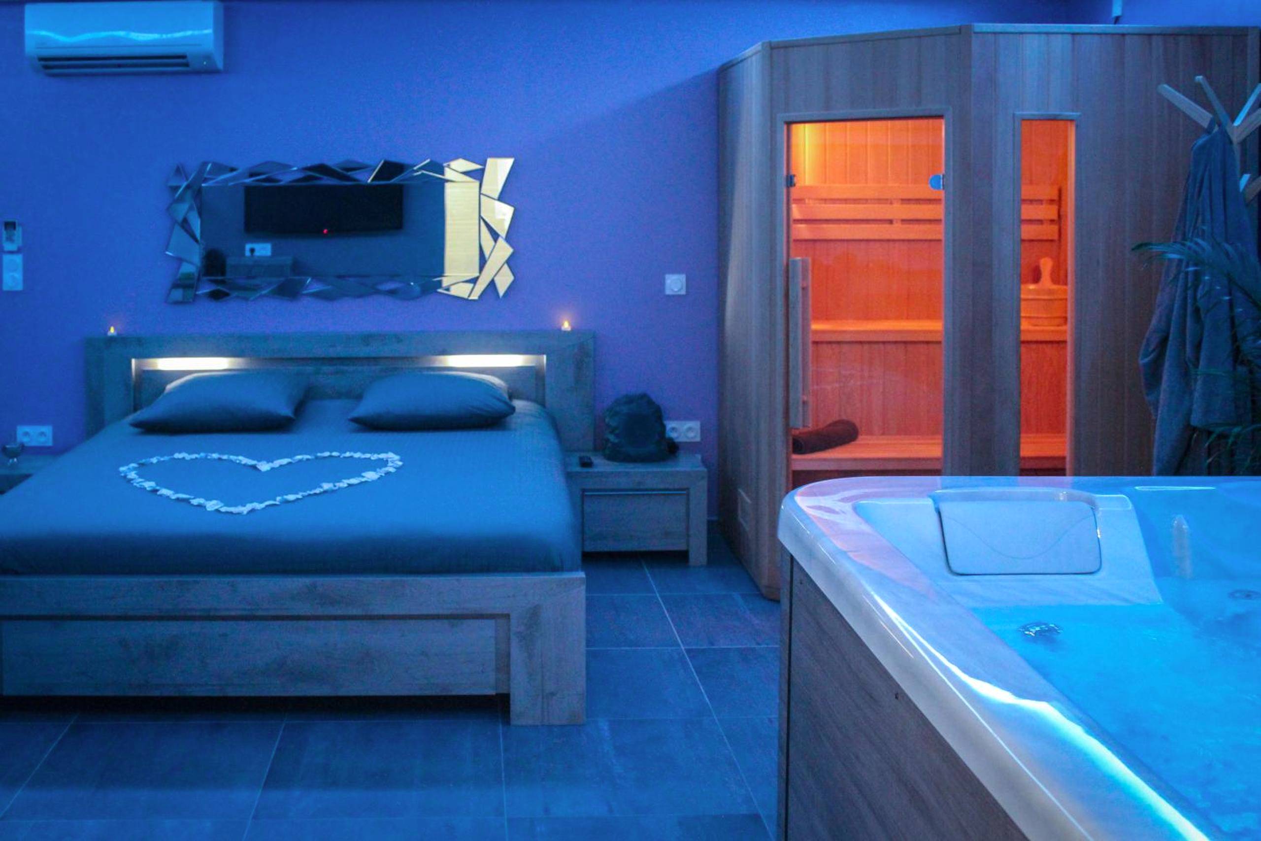 Lit avec cœur en pétales, sauna et jacuzzi - Nuit vip spa sauna privatif