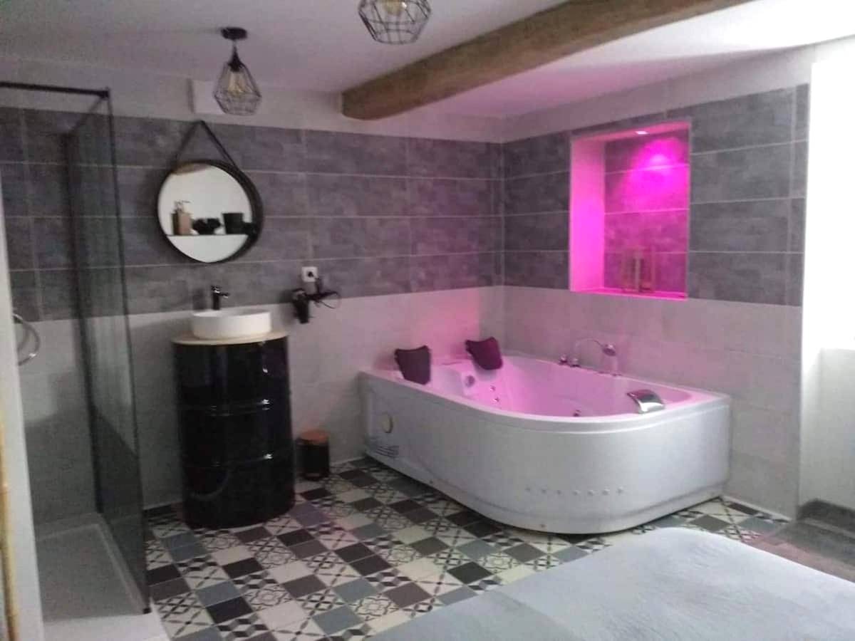 Baignoire balnéo avec éclairage rose et douche - Love Room Saint - Christophe - en - Brionnais - Nuit romantique