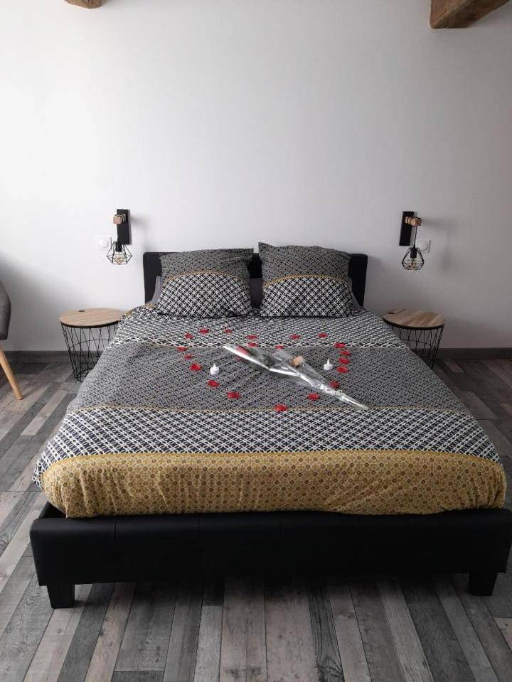 Lit double avec pétales de rose en cœur - Nuit romantique