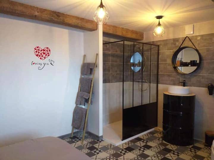 Salle d'eau avec douche à l'italienne et vasque - Nuit romantique