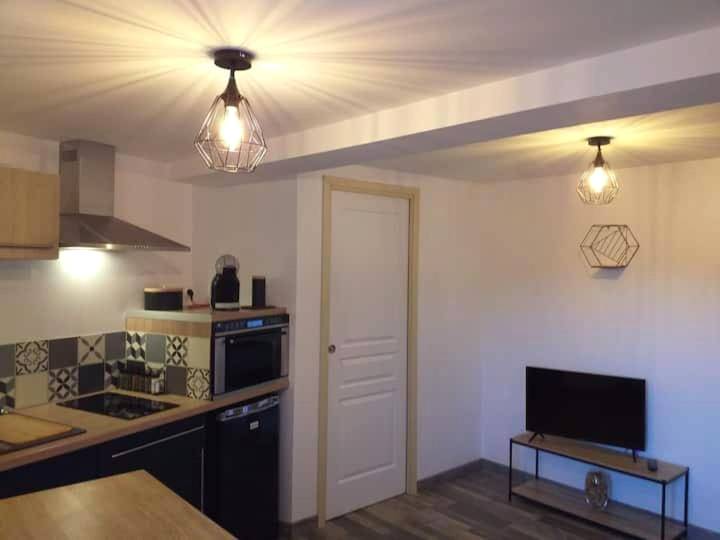 Cuisine équipée et coin télévision - Nuit romantique