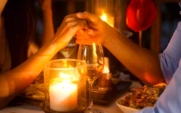 Dîner romantique aux chandelles - Love Room Darnétal - Love room, Les nuitées secrètes de Rouen