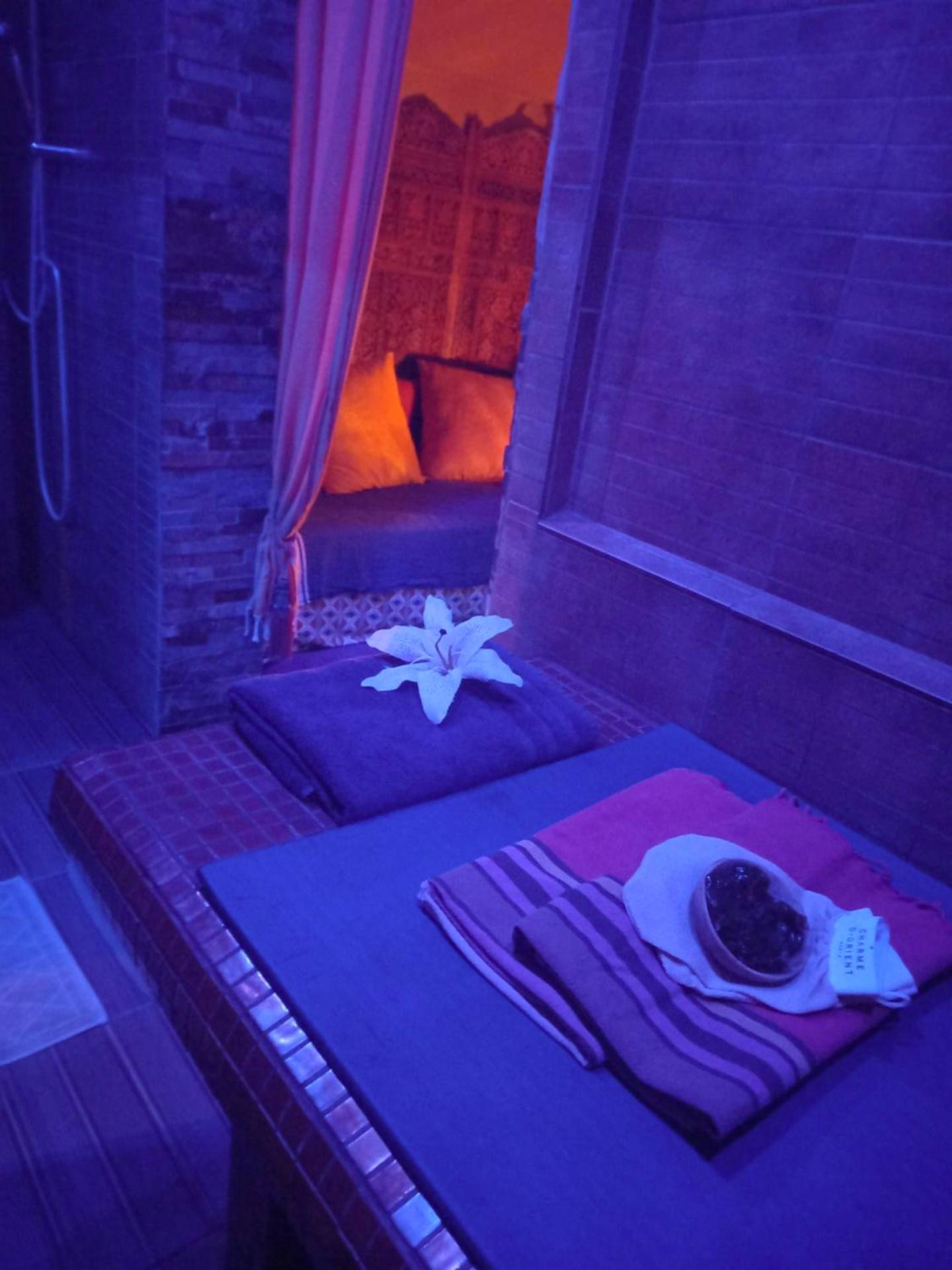 Espace détente avec table de massage - Love room, Les nuitées secrètes de Rouen