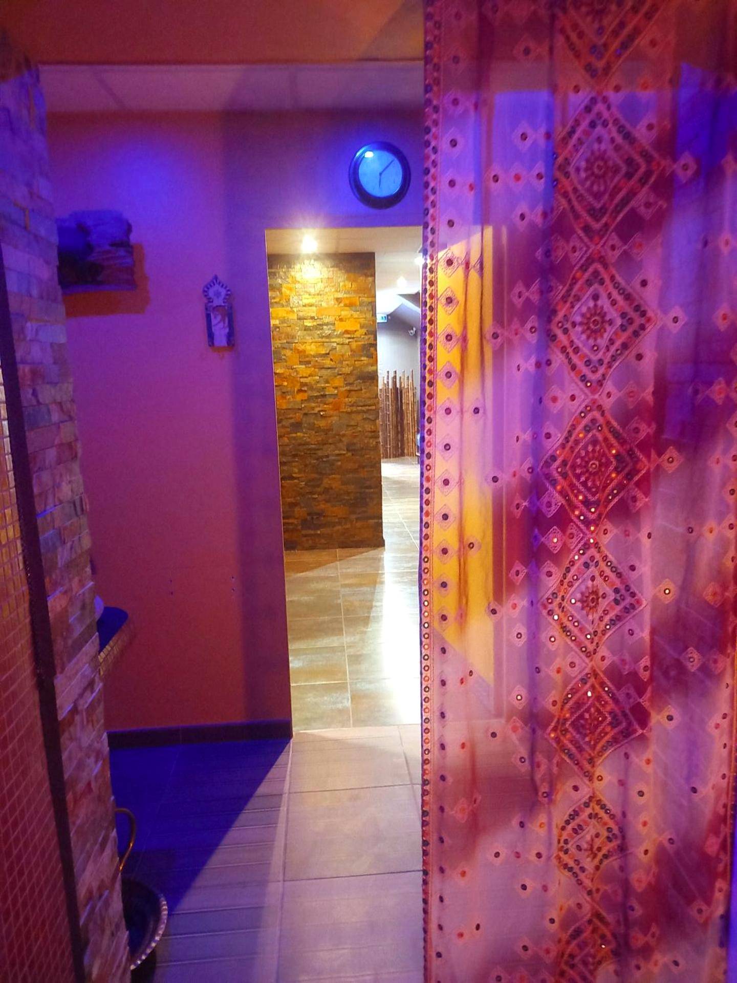 Couloir tamisé avec voilage oriental - Love room, Les nuitées secrètes de Rouen