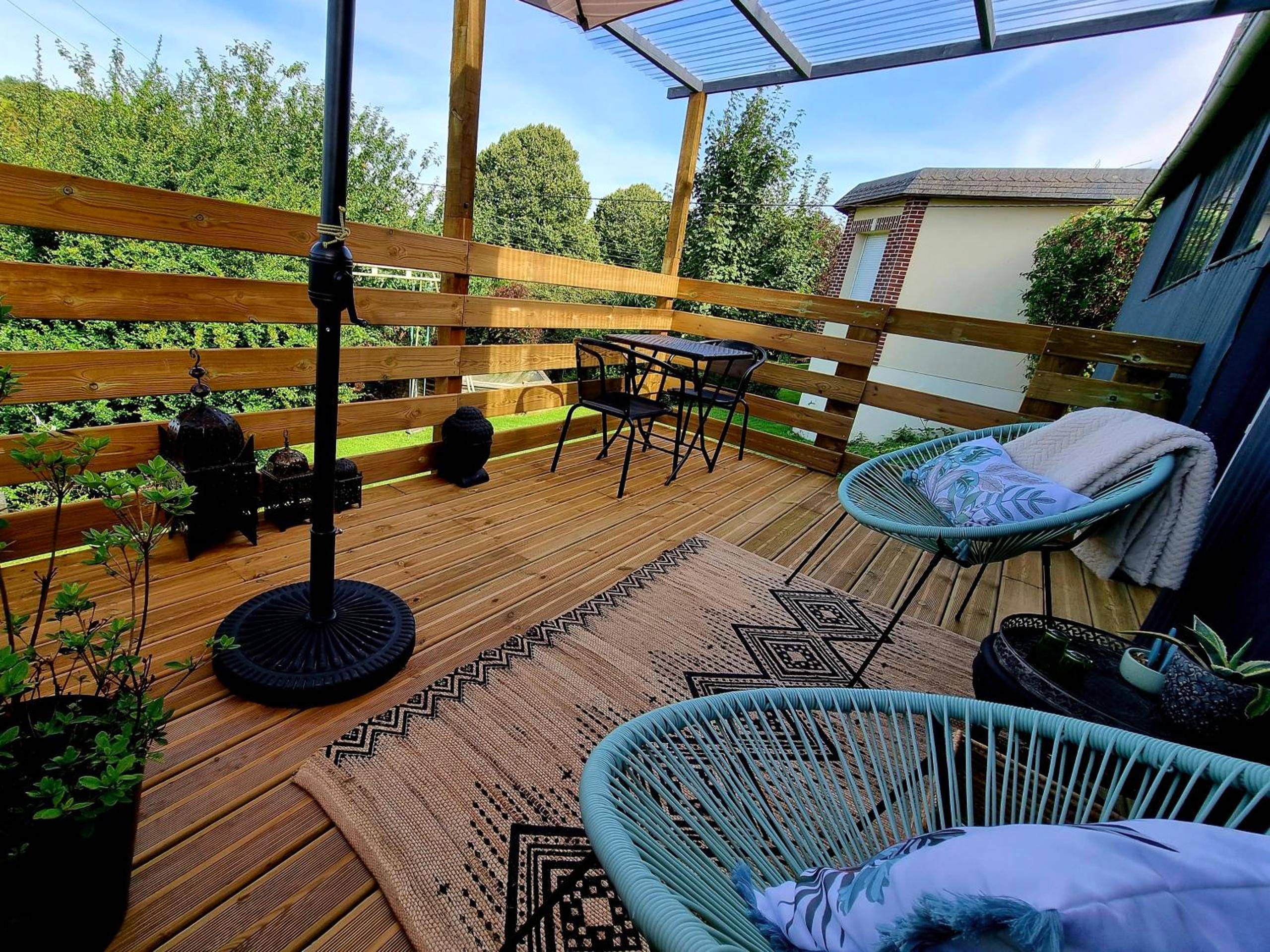 Terrasse aménagée avec mobilier de jardin - Love room, Les nuitées secrètes de Rouen