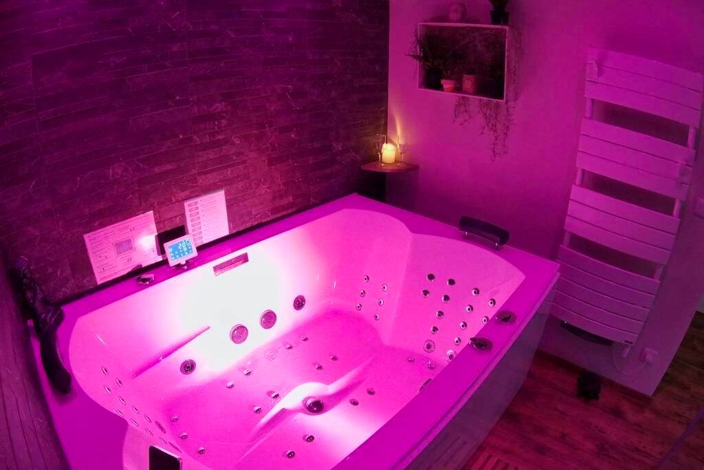 Jacuzzi privatif avec éclairage rose néon - Love Room Chartres - SPA privatif Love room, Le Hammam et Bulles, chez Nuits...