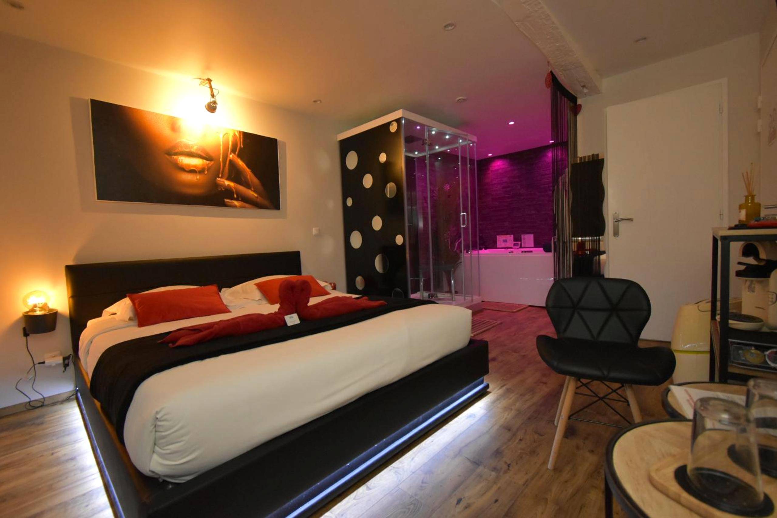 Chambre avec lit king size et ambiance romantique - SPA privatif Love room, Le Hammam et Bulles, chez Nuits Chartraines