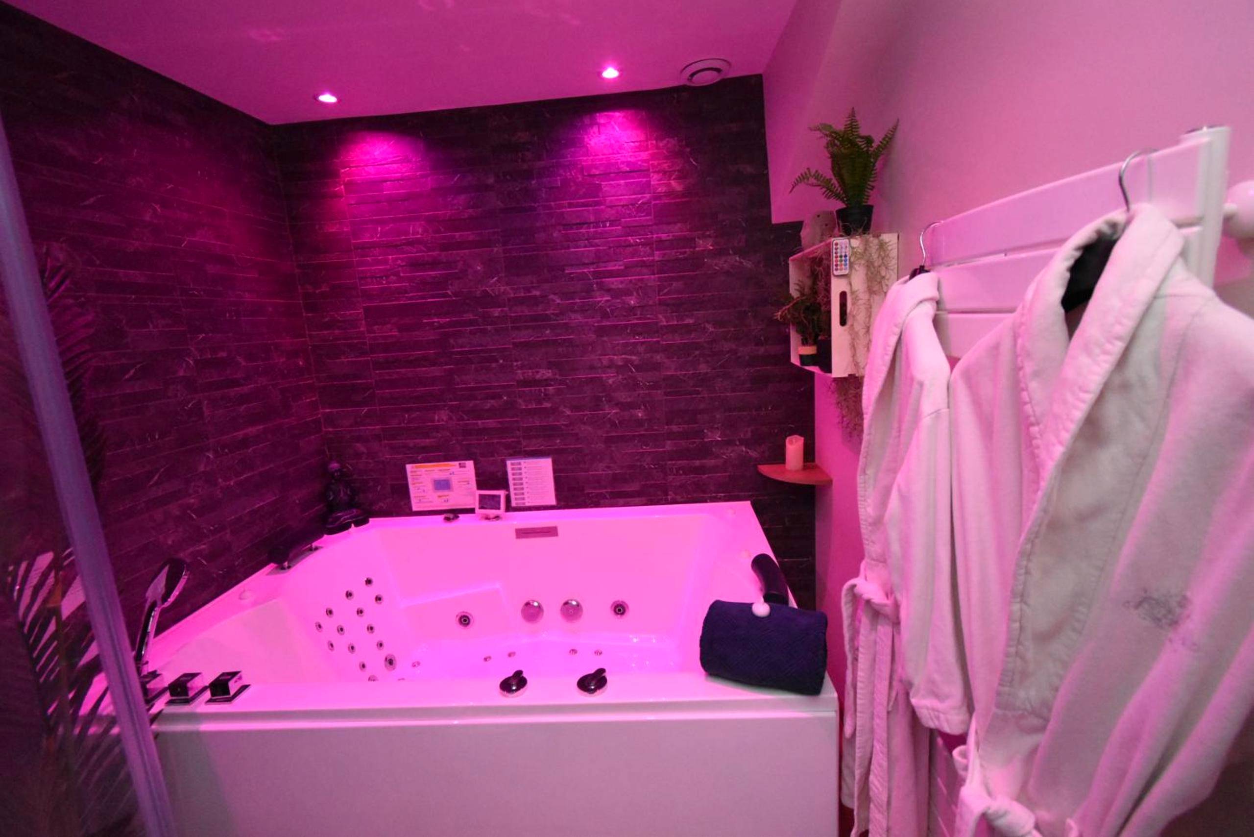 Photo du logement - SPA privatif Love room, Le Hammam et Bulles, chez Nuits Chartraines - Chartres