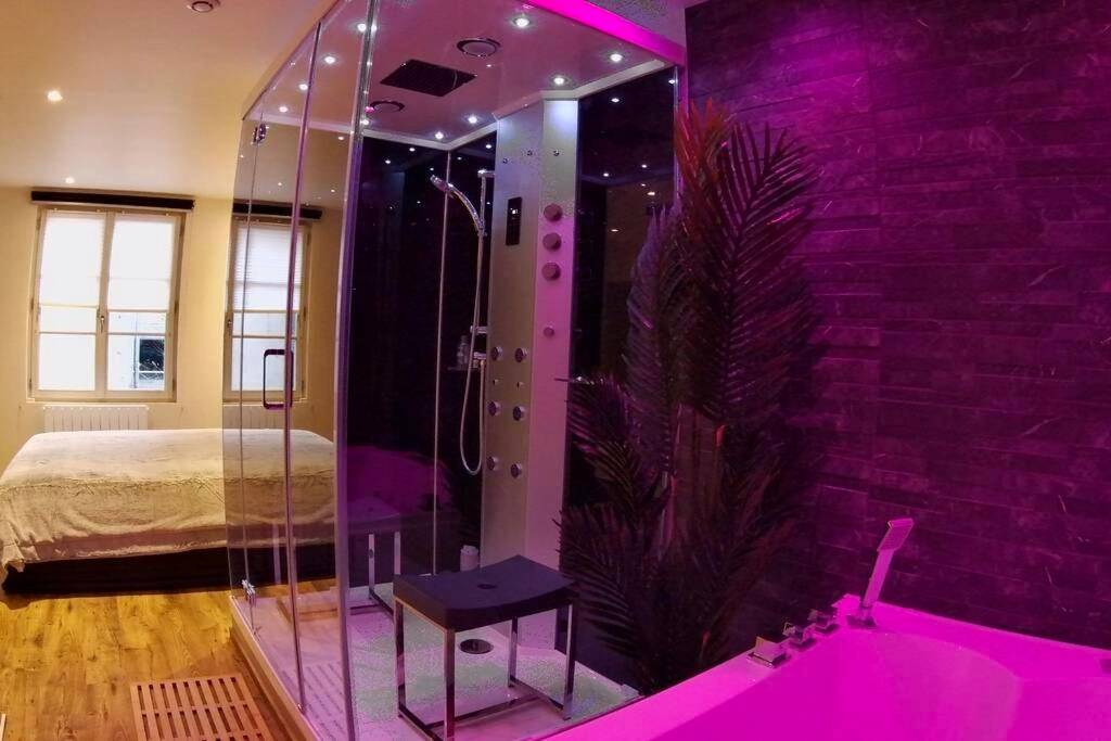 Douche sensorielle et jacuzzi avec lumière rose - SPA privatif Love room, Le Hammam et Bulles, chez Nuits Chartraines