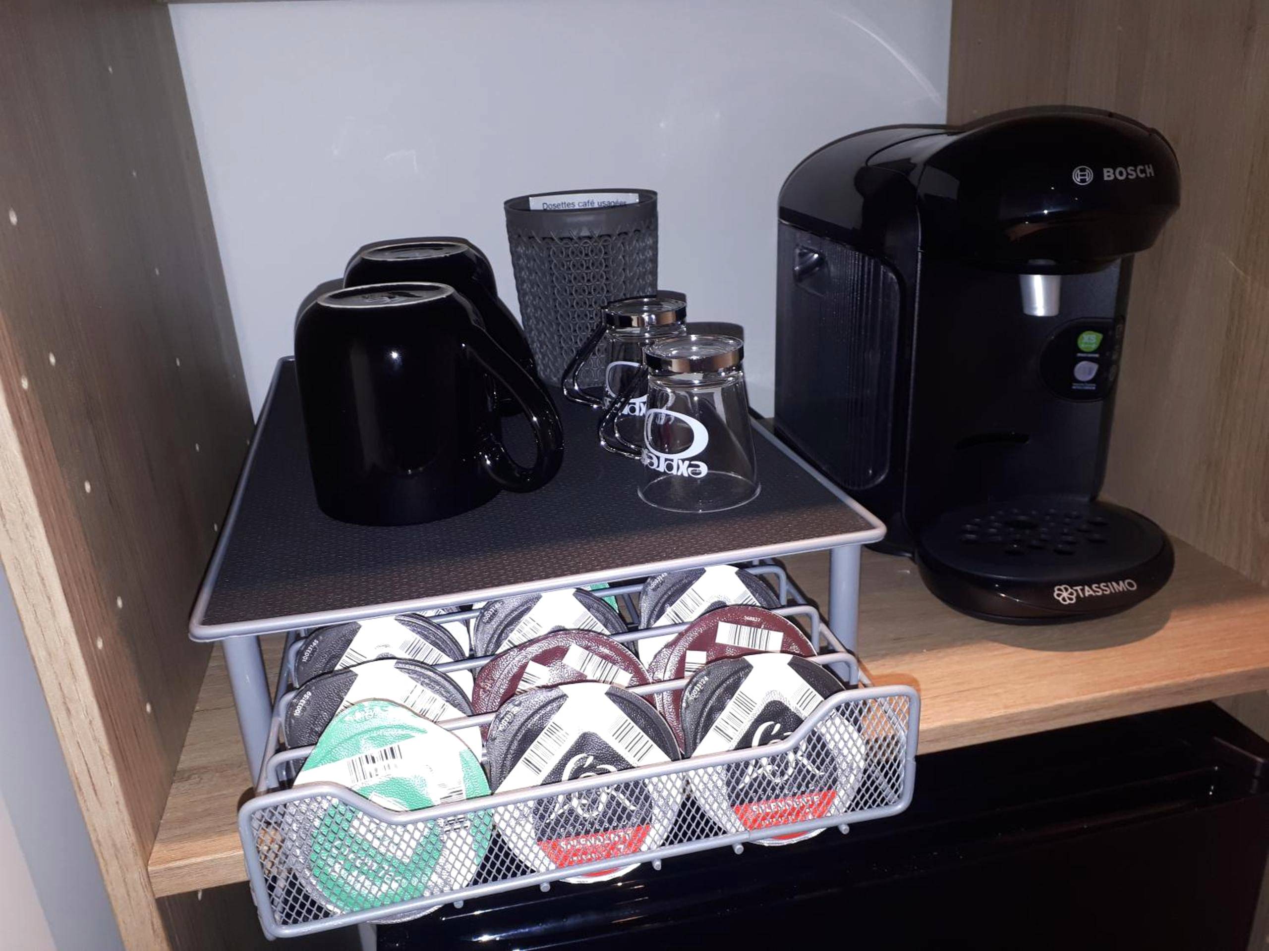 Machine à café avec capsules et tasses - SPA privatif Love room, Le Hammam et Bulles, chez Nuits Chartraines