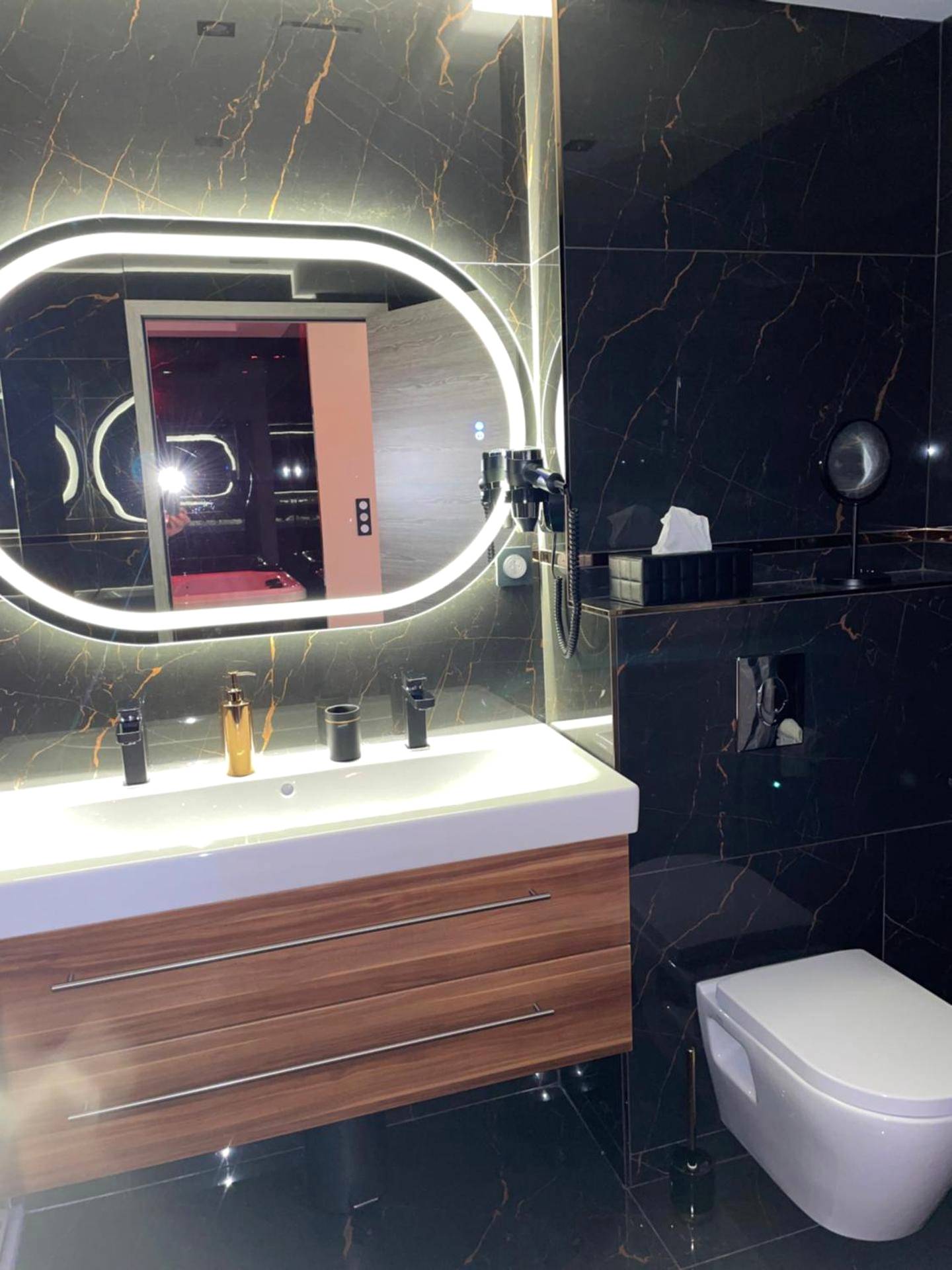 Salle de bain moderne en marbre noir et doré - NUITS D'HERMES & Spa