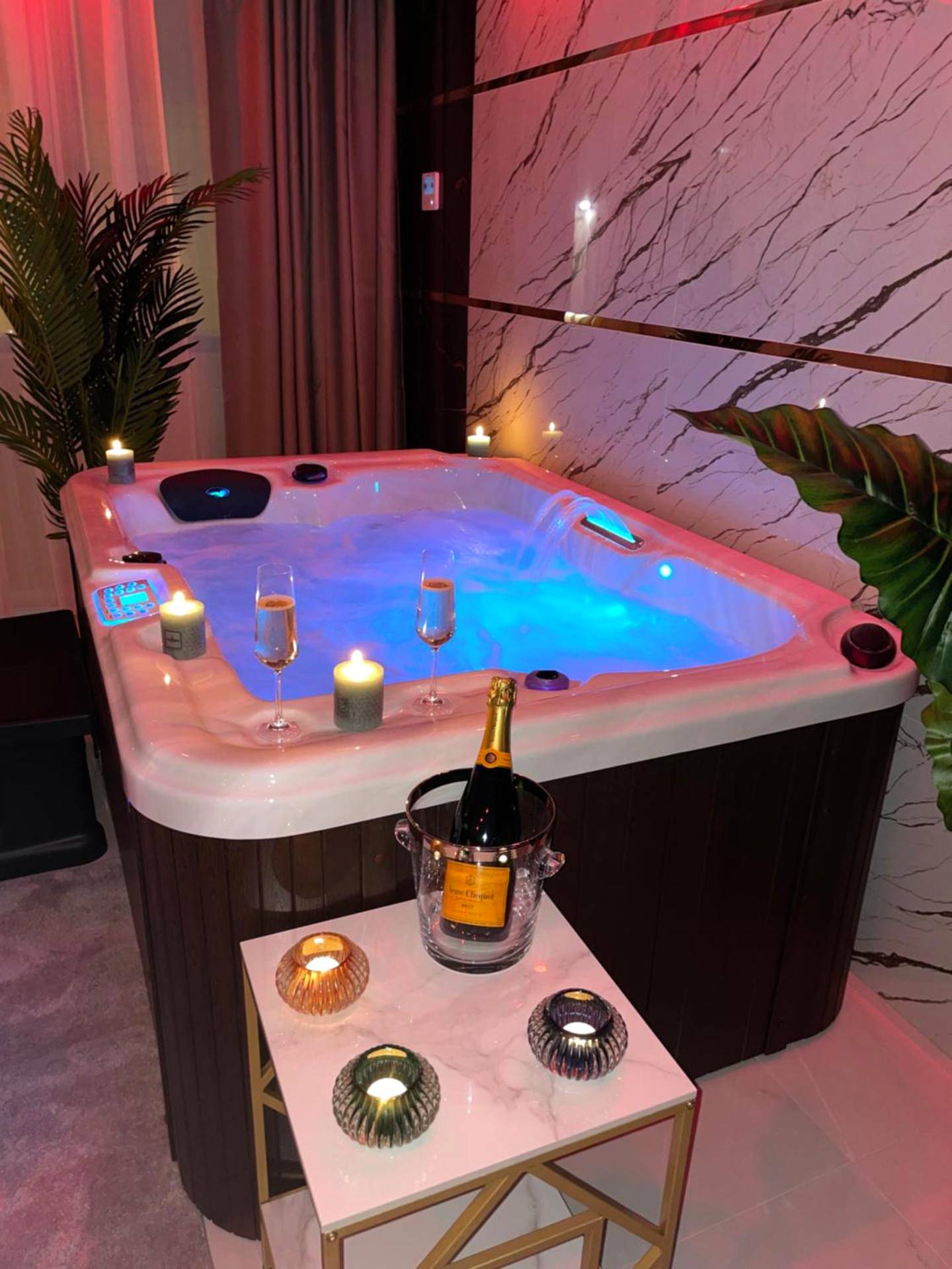 Jacuzzi privatif avec bougies et champagne - NUITS D'HERMES & Spa