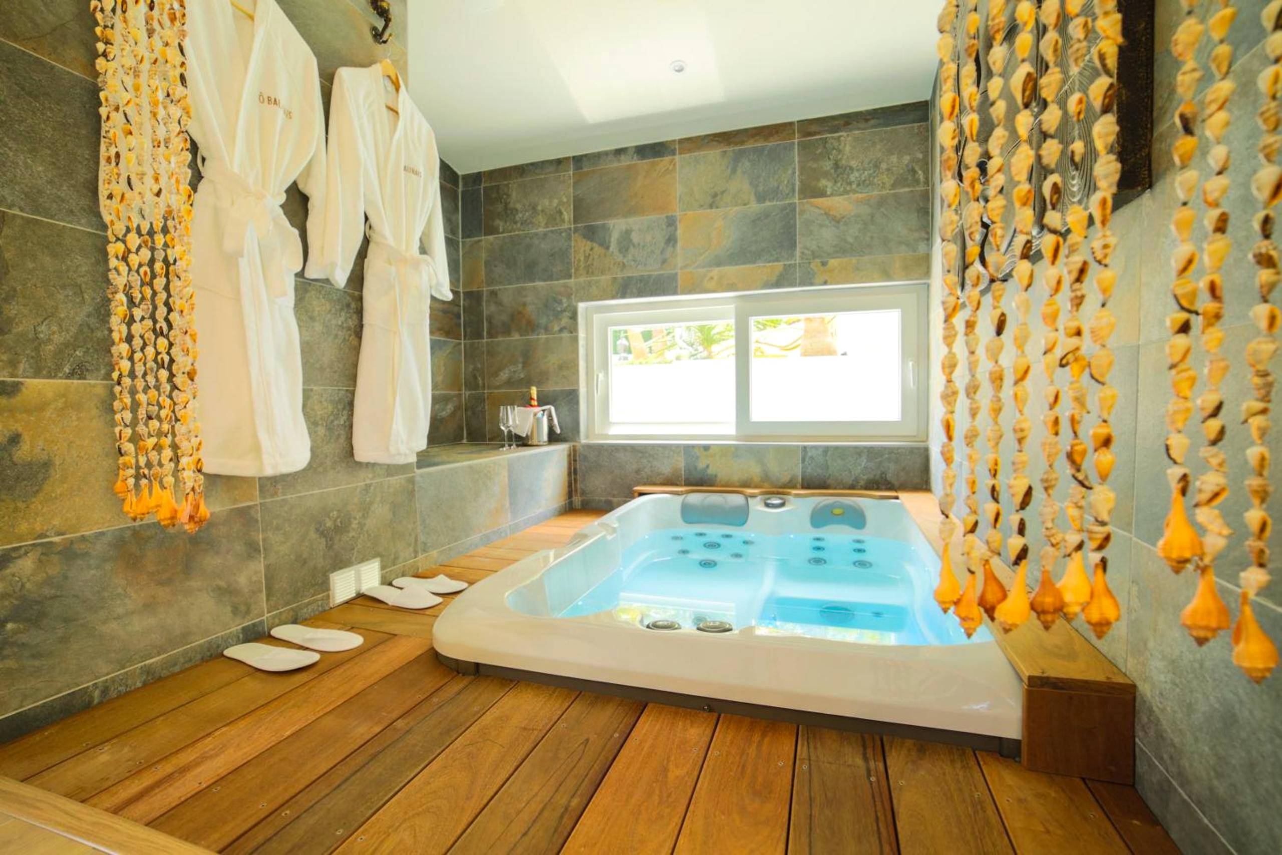 Jacuzzi intérieur sur terrasse en bois - Love Room Marseille - Ô Balinais mini villa avec spa et piscine privative Marseille