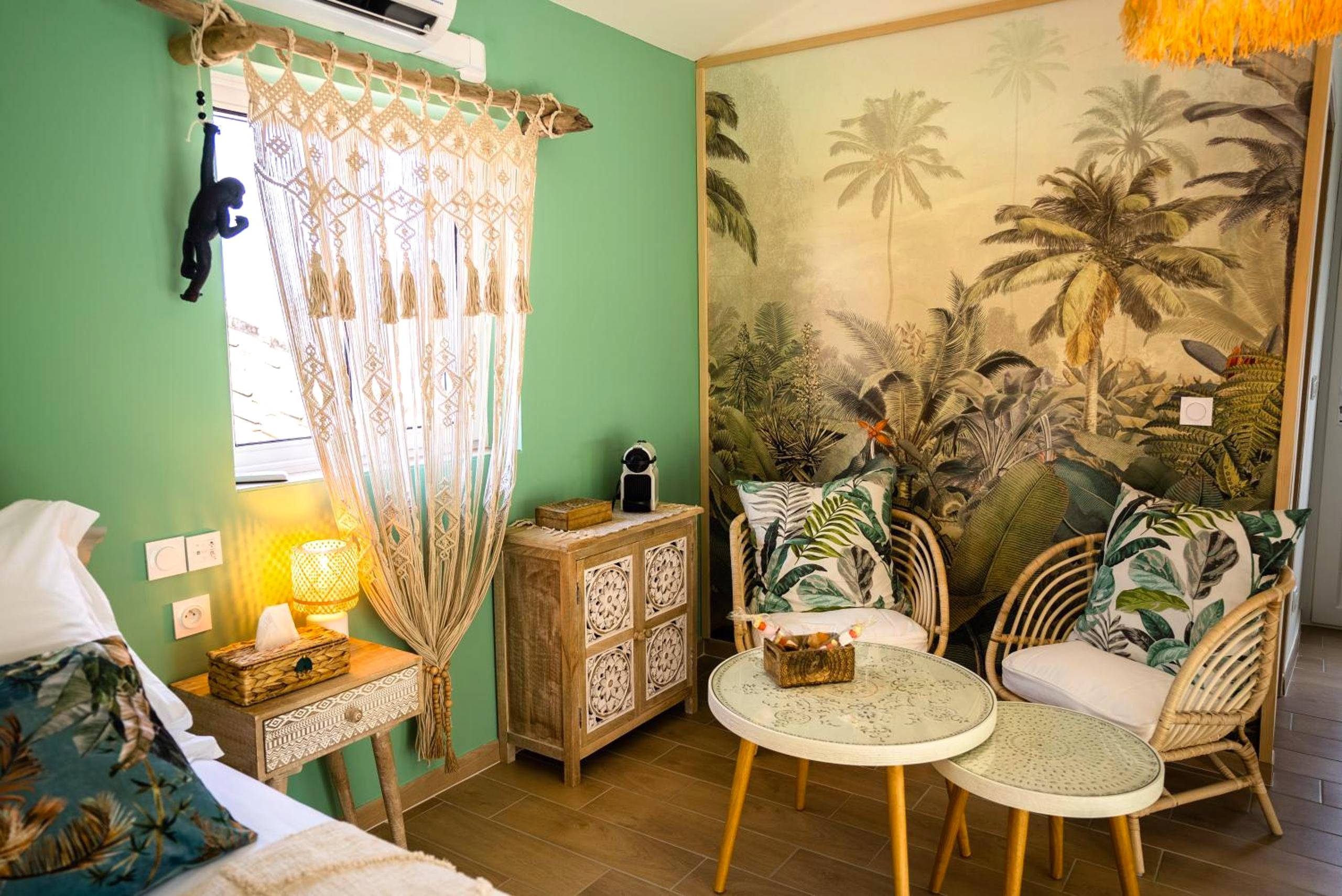 Salon cosy avec fauteuils en rotin et fresque - Ô Balinais mini villa avec spa et piscine privative Marseille