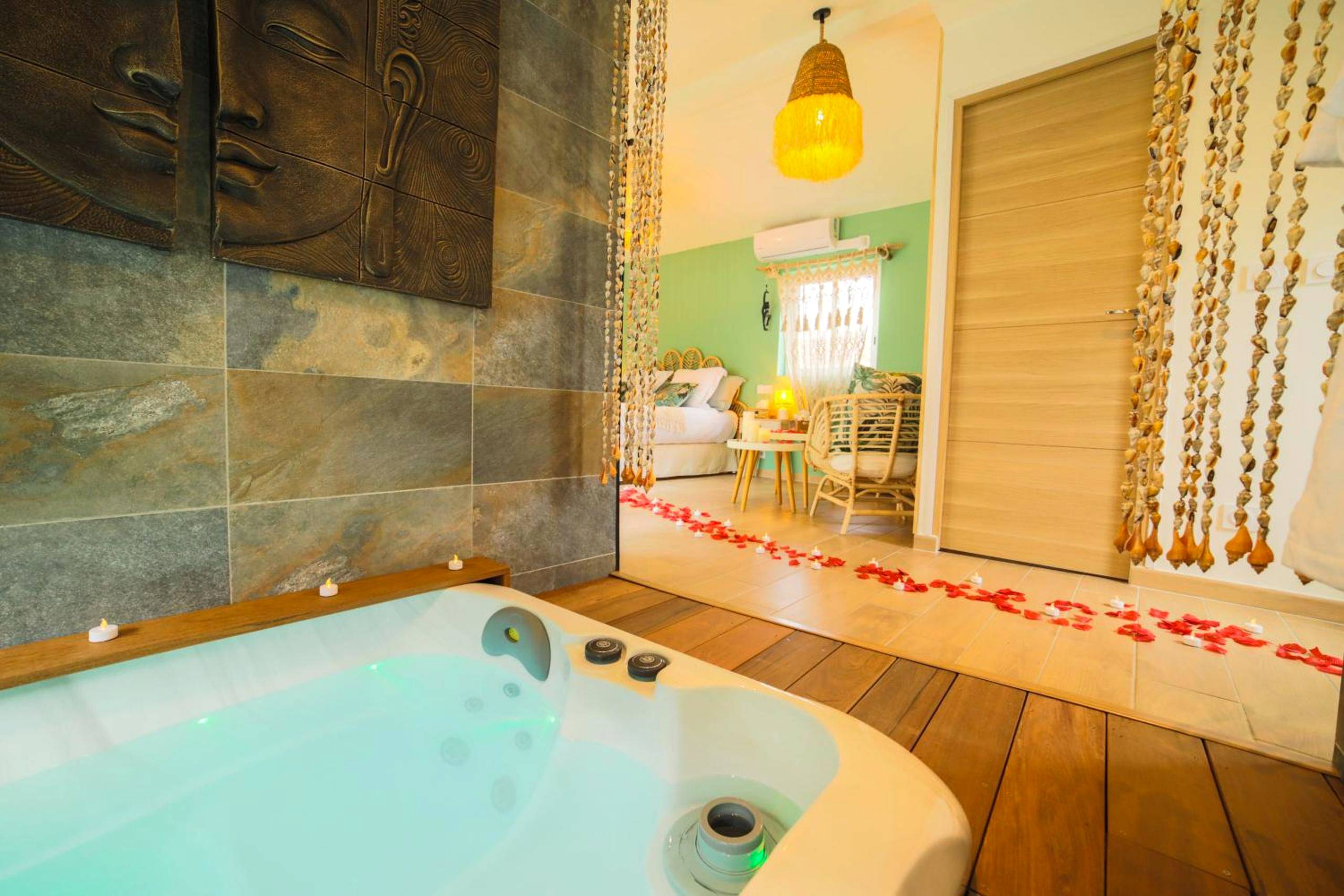 Bain à remous avec vue sur chambre romantique - Ô Balinais mini villa avec spa et piscine privative Marseille