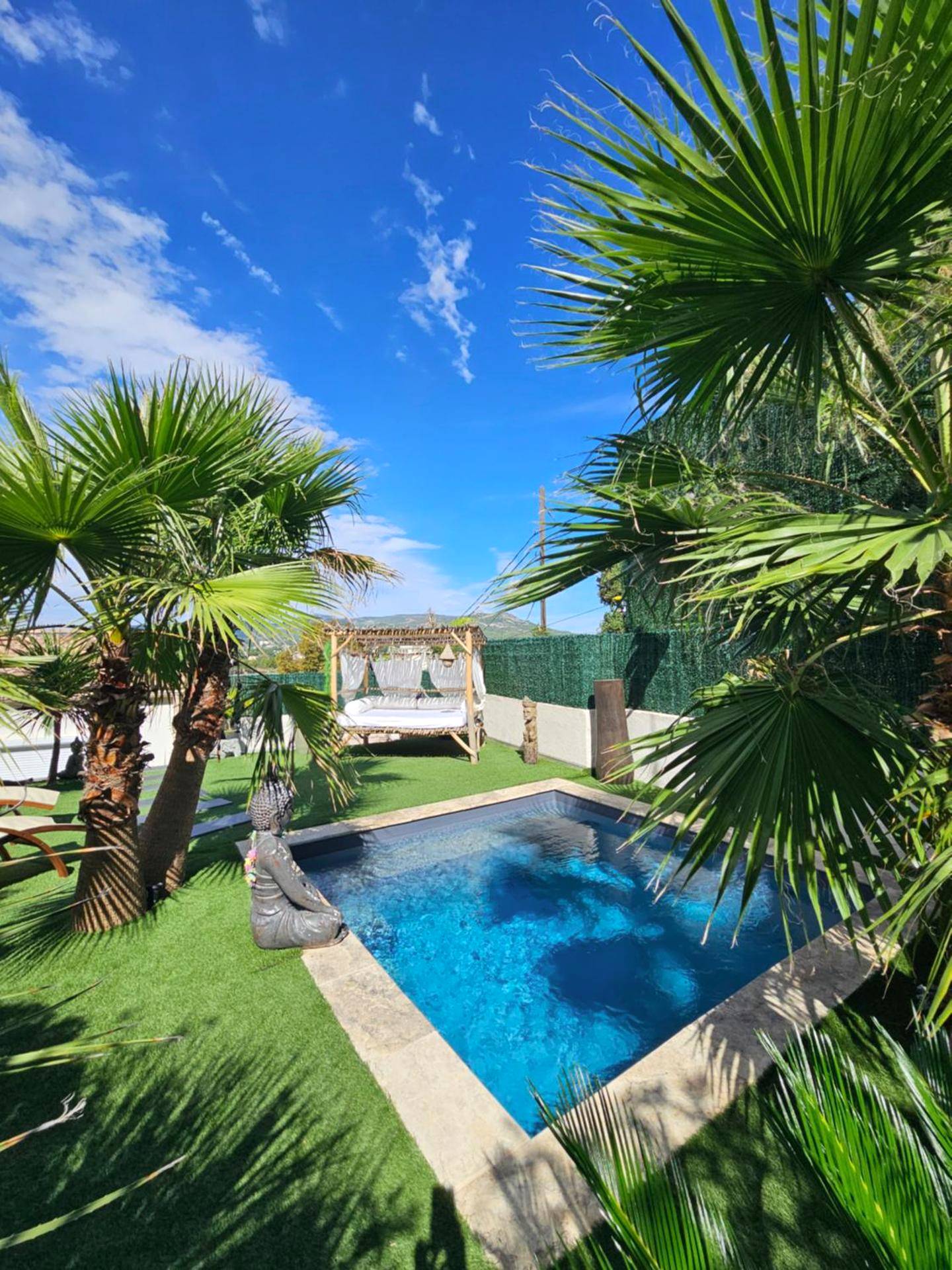 Piscine extérieure privée entourée de palmiers - Ô Balinais mini villa avec spa et piscine privative Marseille