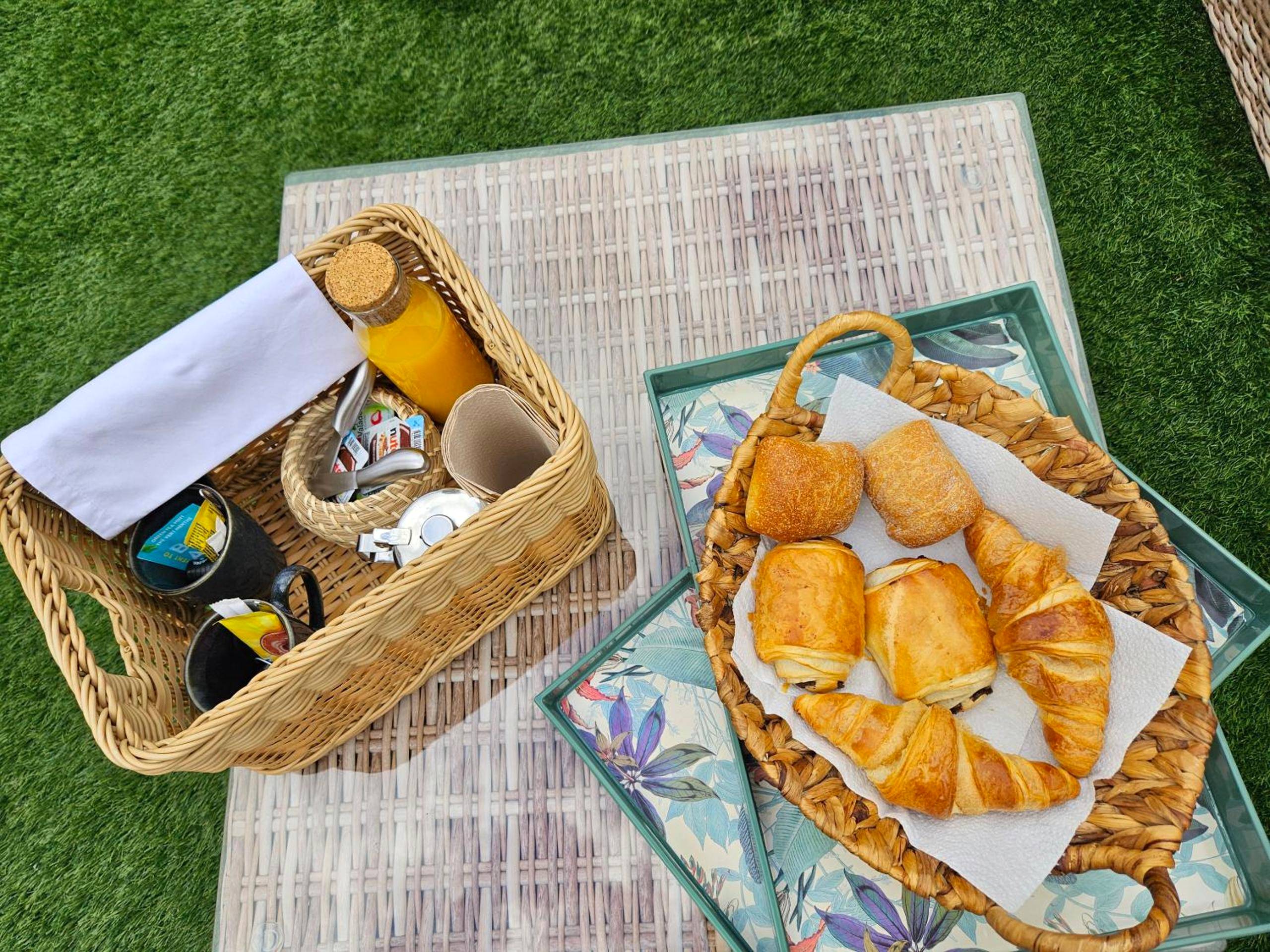 Plateau petit - déjeuner avec viennoiseries - Ô Balinais mini villa avec spa et piscine privative Marseille