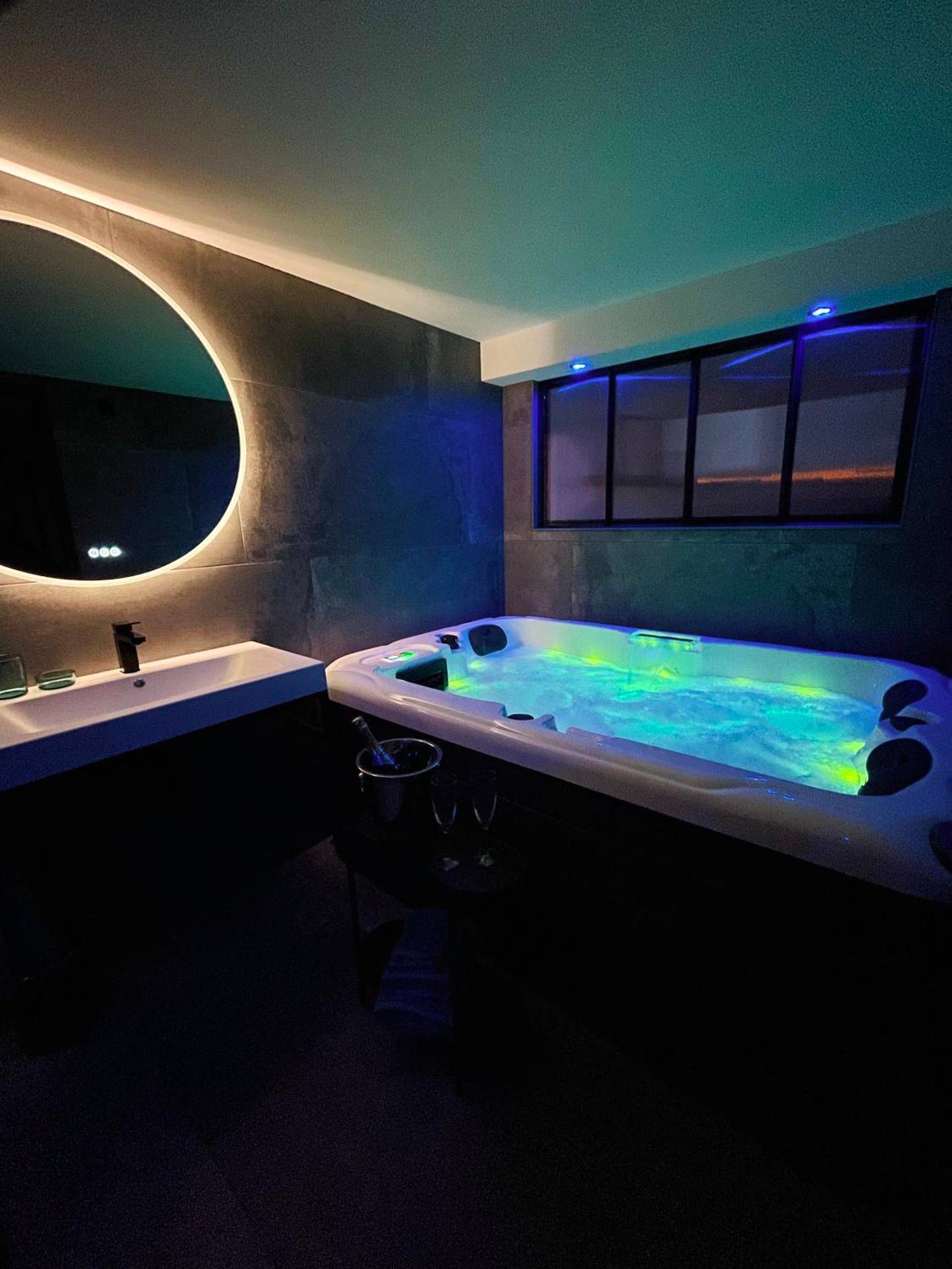 Jacuzzi privatif avec éclairage LED coloré - Love Room Bandol - Spa & vue Mer - Les Ô de Bandol