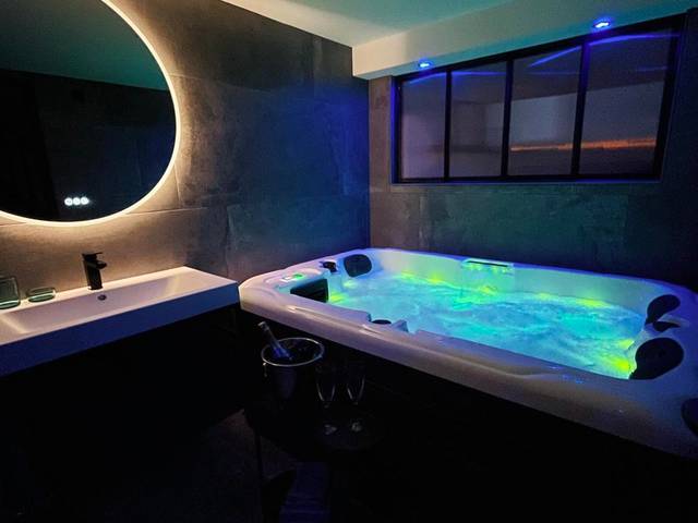 Jacuzzi privatif avec éclairage LED coloré - Love Room Bandol - Spa & vue Mer - Les Ô de Bandol