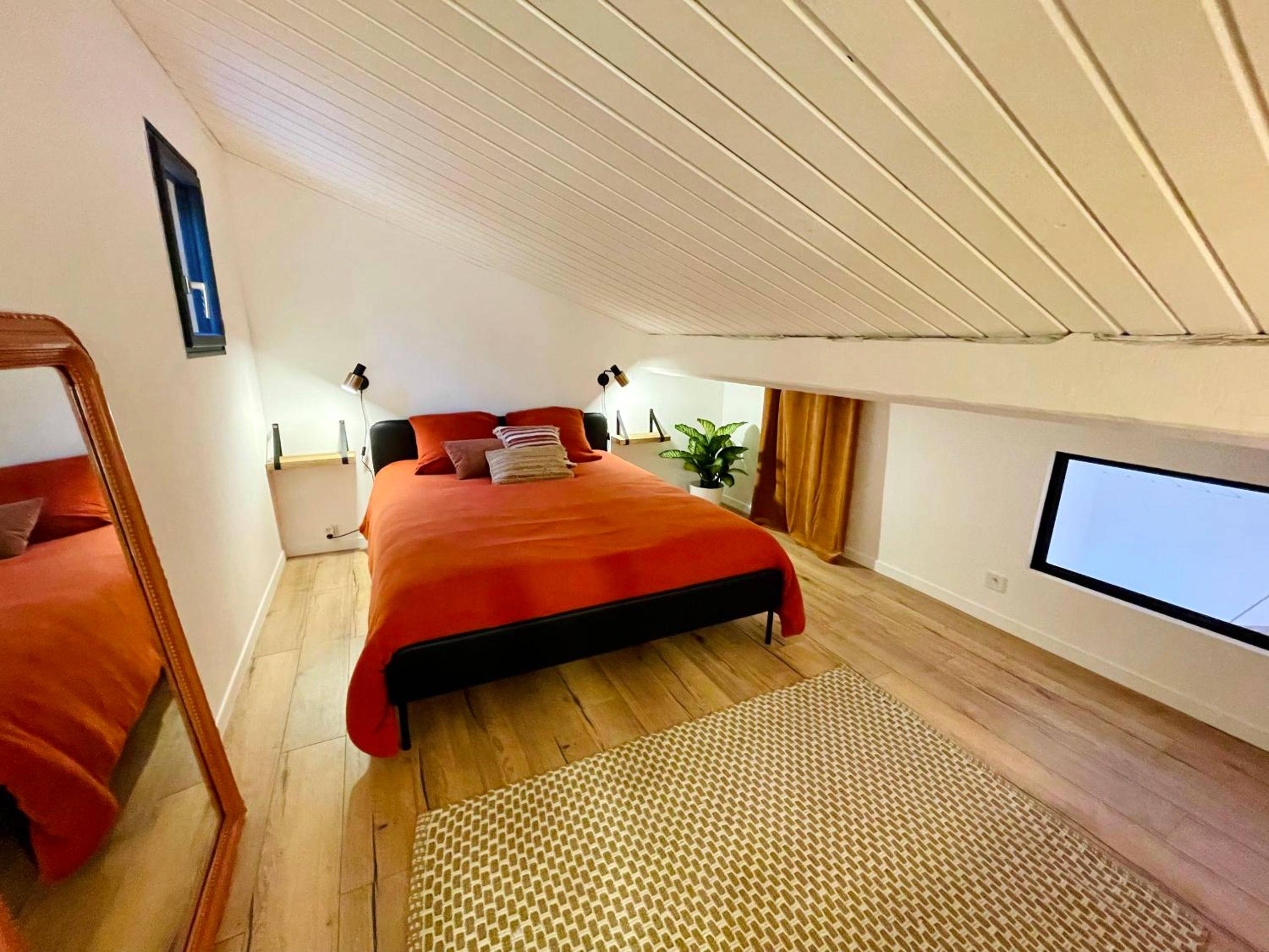 Chambre en mezzanine avec lit double orange - Spa & vue Mer - Les Ô de Bandol